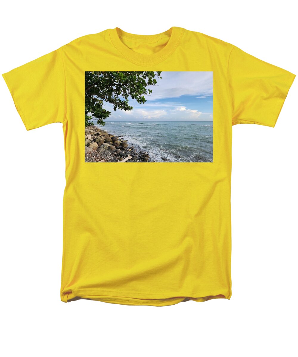 Serene Rocky Beach Scene - Men's T-Shirt (Regular Fit)